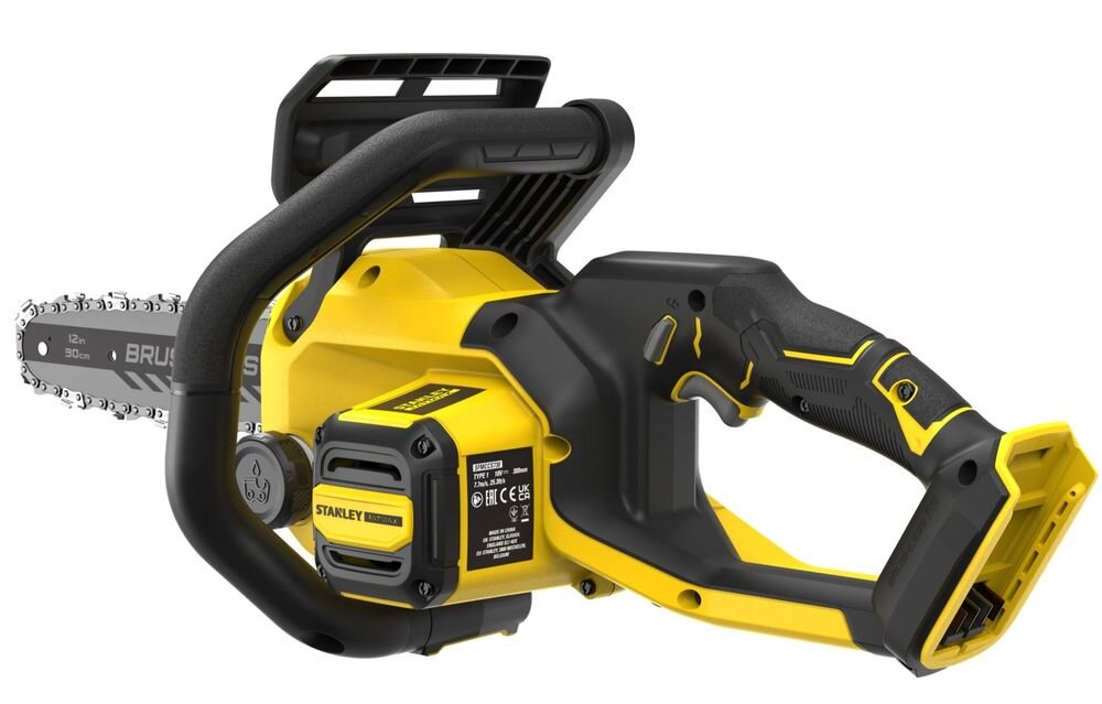 Piła akumulatorowa STANLEY 18V Fatmax V20 SFMCCS730B-XJ piła na białym tle widoczna od tyłu pod skosem silnik bezszczotkowy dłuższa praca na jednym ładowaniu stabilne obroty pod obciążeniem płynniejsze cięcie grubych gałęzi i pni mniejsze straty energii lepsza organizacja obowiązków większa przewidywalność czasu realizacji