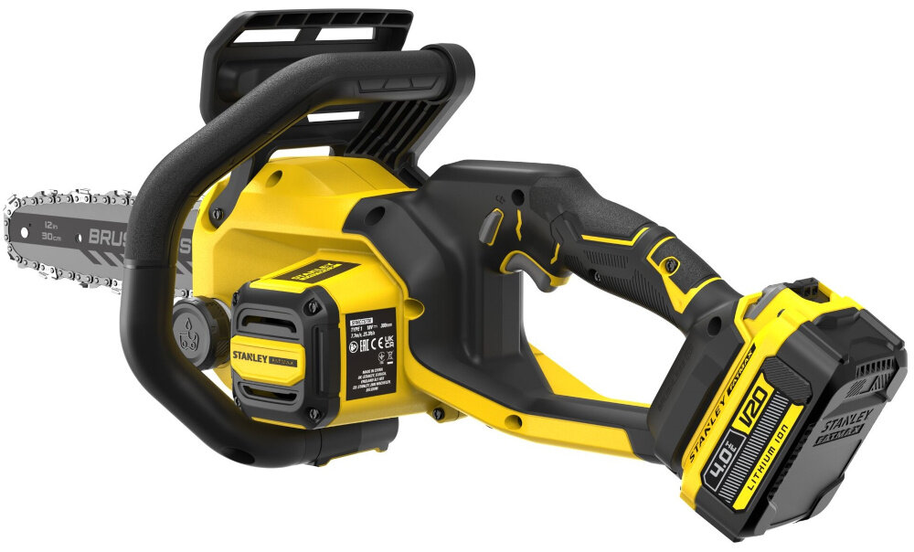 Piła akumulatorowa STANLEY 18V Fatmax V20 SFMCCS730M1-QW piła na białym tle widoczna od tyłu pod skosem silnik bezszczotkowy dłuższa praca na jednym ładowaniu stabilne obroty pod obciążeniem płynniejsze cięcie grubych gałęzi i pni mniejsze straty energii lepsza organizacja obowiązków większa przewidywalność czasu realizacji