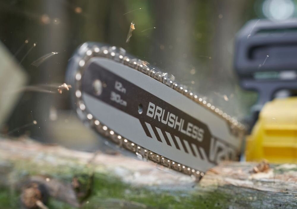 Piła akumulatorowa STANLEY 18V Fatmax V20 SFMCCS730M1-QW pień drzewa zbliżenie na prowadnicę i łańcuch piła tnie drewno prowadnica o długości 30 cm prędkość łańcucha do 6,5 m/s szybkie i równomierne przecinanie grubych gałęzi oraz pni drzew podziałka 3/8 cala grubość łańcucha 1,1 cm ograniczają ryzyko zakleszczeń płynność pracy