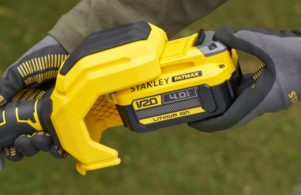 Podkaszarka akumulatorowa STANLEY SFMSTB930M-QW Zasilanie w systemie 18 V STANLEY FATMAX V20 ogród rozmazane tło osoba wkłada akumulator do podkaszarki zasilanie w systemie 18 V STANLEY FATMAX V20 jeden akumulator w wielu narzędziach ogrodowych i warsztatowych oszczędność czasu i pieniędzy akumulator litowo-jonowy nie ma efektu pamięci niskie samorozładowanie w zestawie akumulator o pojemności 4 Ah i ładowarka