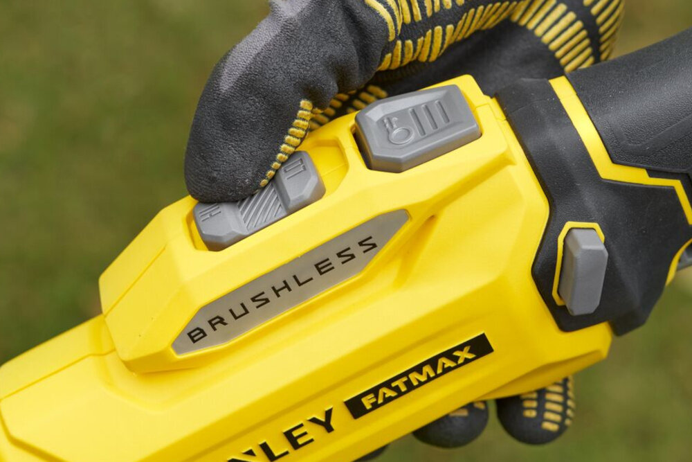 Podkaszarka akumulatorowa STANLEY SFMSTB930M-QW rozmyte tło zbliżenie na przyciski do regulacji prędkości regulacja wysokiej i niskiej prędkości w zakresie do 7200 obr/min dostosowanie obrotów do rodzaju zadania zwiększa precyzję ogranicza zużycie energii