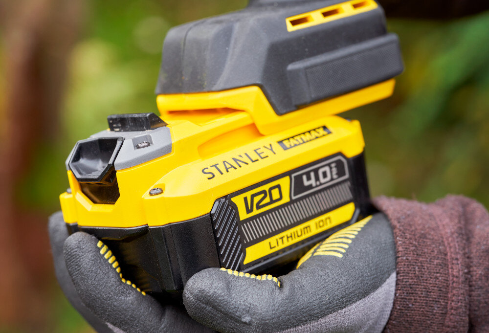 Sekator do gałęzi akumulatorowy STANLEY FatMax SFMCPP32M1-QW ogród osoba wkłada akumulator do sekatora akumulator litowo-jonowy z serii STANLEY Fatmax V20 pojemność akumulatora 4,0 Ah w zestawie brak efektu pamięci niskie samorozładowanie pełna swoboda ruchu możliwość pracy w dowolnym miejscu ogrodu wspólny system zasilania STANLEY Fatmax V20 jedne akumulator w wielu narzędziach