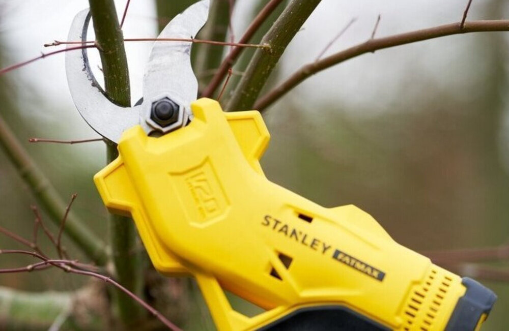 Sekator do gałęzi akumulatorowy STANLEY FatMax SFMCPP32M1-QW ogród gałęzie sekator tnie gałąź funkcja automatycznego cofania ostrza po zwolnieniu przycisku zwiększa płynność pracy i bezpieczeństwo użytkowania eliminuje konieczność ręcznego resetowania pozycji ostrza po każdym cięciu