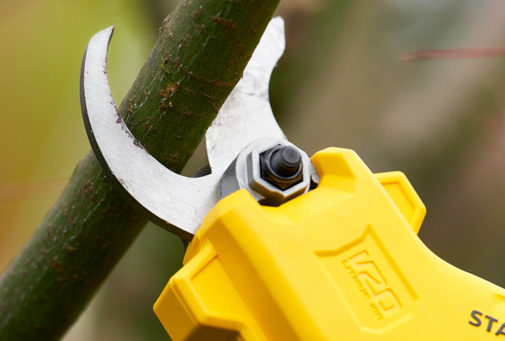 Sekator do gałęzi akumulatorowy STANLEY FatMax SFMCPP32B-XJ gałąź sekator tnie gałąź zbliżenie na ostrza zdolność cięcia gałęzi o średnicy do 32 mm hartowane stalowe ostrze precyzyjne i czyste cięcie zmniejsza liczbę przejść i skraca czas pracy