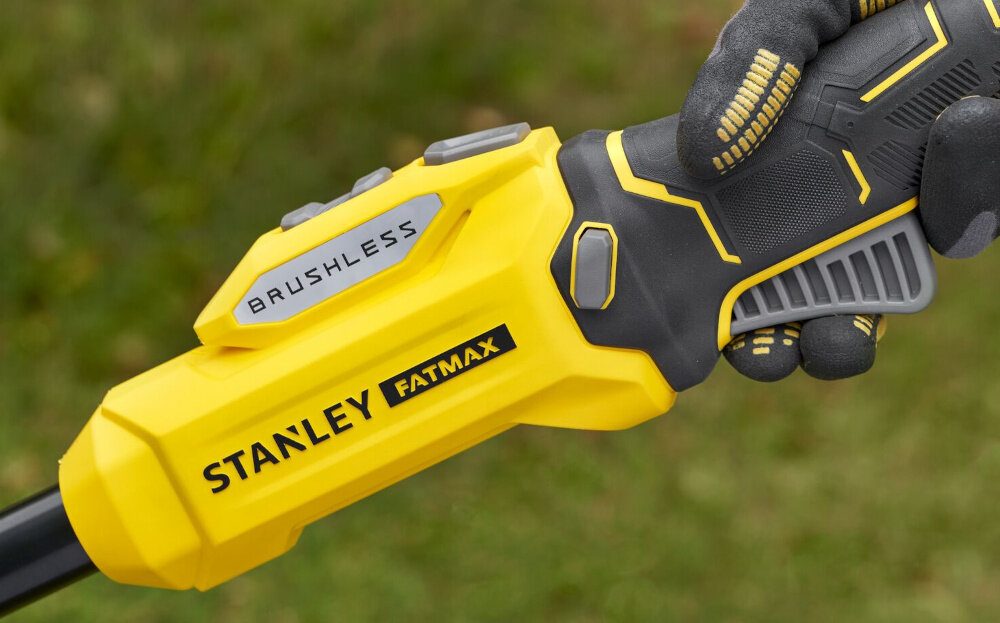 Podkaszarka akumulatorowa STANLEY SFMSTB930B-XJ zbliżenie na silnik rozmyte tło silnik bezszczotkowy wyższa wydajność pracy mniejsze zużycie energii brak szczotek oznacza mniejszą potrzebę konserwacji dłuższą żywotność urządzenia bezprzewodowa technologia czas pracy do 74 minut na jednym ładowaniu z akumulatorem o pojemności 4,0 Ah