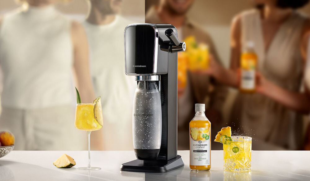 Zestaw upominkowy SODASTREAM Crafted Ananas & Jalapeño saturator syrop żółty napój w kieliszku żółty napój w szklance tropikalna baza smakowa designerska butelka domowa miksologia niezapomniane chwile wieczorny relaks z tropikalnym moktajlem oryginalne napoje dla siebie i innych