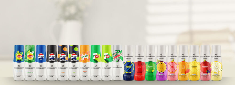 Zestaw upominkowy SODASTREAM Crafted Ananas & Jalapeño jasne tło ustawione butelki różne rodzaje napoje kolorowe opakowania nieograniczone kompozycje smakowe barowe klasyki orzeźwiające smaki ulubione napoje Pepsi Mirinda 7 Up owocowe warianty bez cukru nuty Czarnego Bzu Marakui twoja kuchnia twoje zasady tworzenie eksperymentowanie bawienie się smakiem