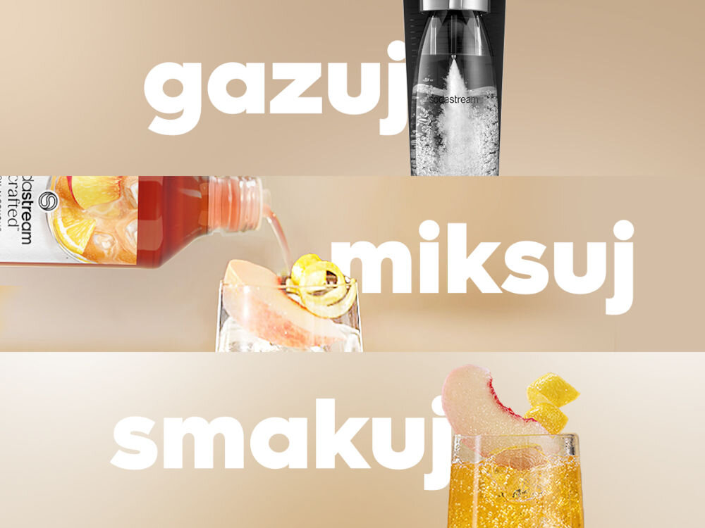 Zestaw upominkowy SODASTREAM Crafted Brzoskwinia & Imbir jasne tło saturator gazowanie wlewanie syropu do szklanki napój w szklance z kawałkami brzoskwini własne rytuały gazowanie do zimnej wody miksowanie dodanie syropu do wody gazowanej ulubione dodatki smak pełen harmonii i wyrafinowanego smaku połączenie z wodą mieszkanka brzoskwiniowo imbirowej kompozycji nietypowe drinki i moktajle