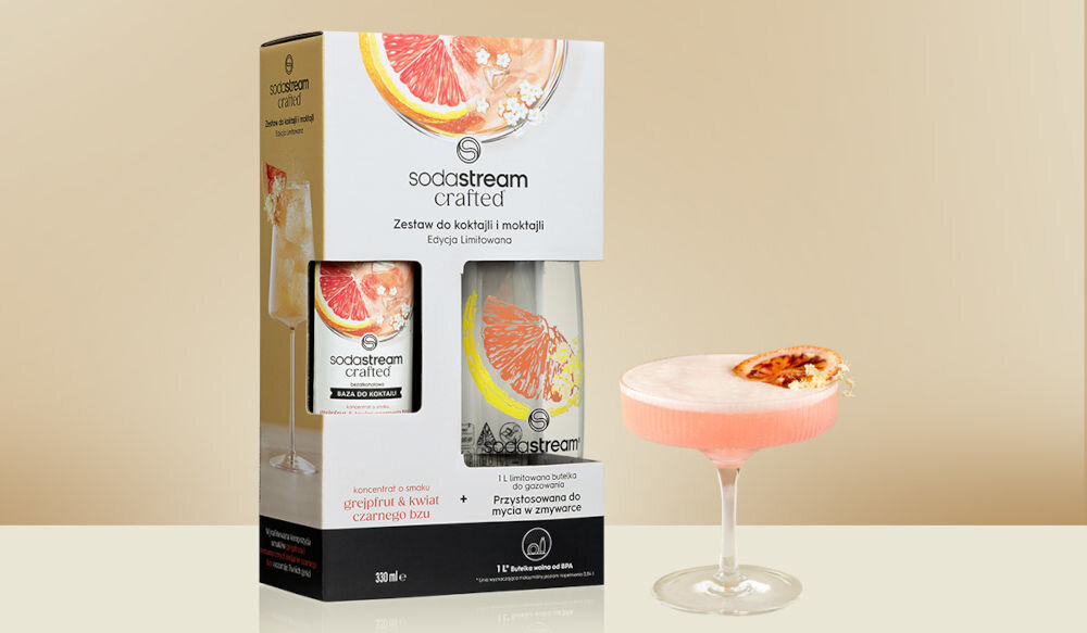 Zestaw upominkowy SODASTREAM Crafted Kit Coral jasne tło rysunki opakowanie syrop butelka obok stoi napój w kieliszku odrobina orzeźwienia delikatne nuty kwiatowe subtelna goryczka grejpfruta miłośnicy klasyki fani oryginalnych kompozycji