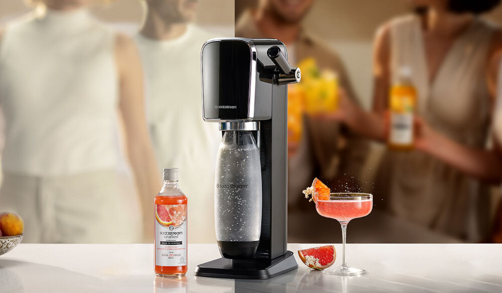 Zestaw upominkowy SODASTREAM Crafted Kit Coral saturator syrop czerwony napój w kieliszku grejpfrut wyjątkowe koktajle i moktajle nuty kwiatowe i cytrusowe relaksujący wieczór kwiatowe moktajle chwila odprężenie spotkania z bliskimi oryginalne napoje wyjątkowy prezent niekończące możliwości