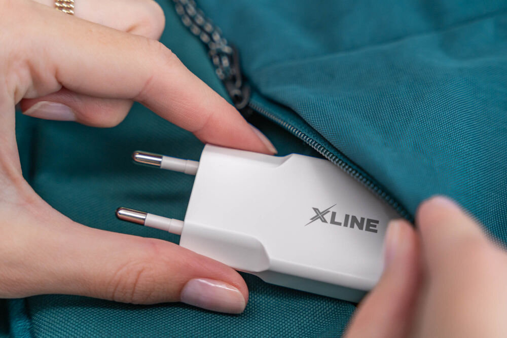 Ładowarka sieciowa XLINE WCF300 30W GAN trzymana w dłoni niewielki rozmiar około 15 mm grubości