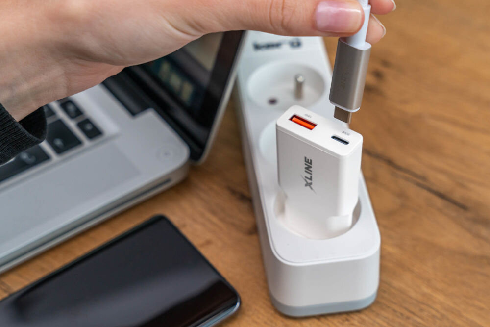 Ładowarka sieciowa XLINE WCF300 30W GAN podłączenie telefonu port USB-C moc do 30 W funkcja PPS nateżęnie napięcie