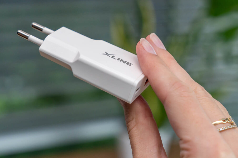 Ładowarka sieciowa XLINE WCF300 30W GAN widok portów z góry zabezpieczenie przed napięciem przegrzaniem zwarciem odporność ogniowa v0