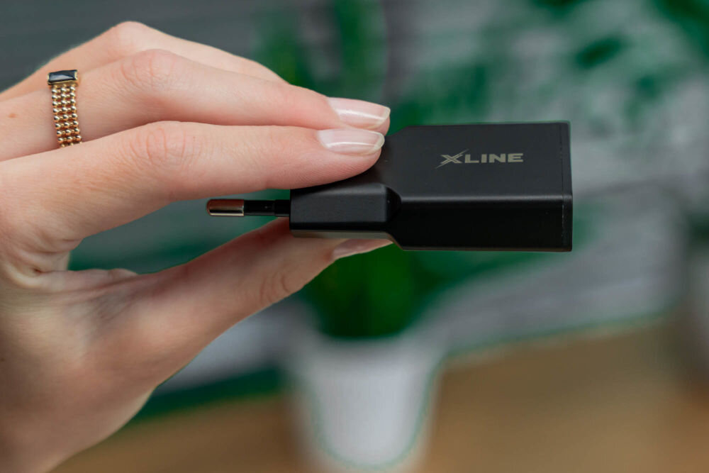 Ładowarka sieciowa XLINE WCF300 30W GAN trzymana w dłoni niewielki rozmiar około 15 mm grubości
