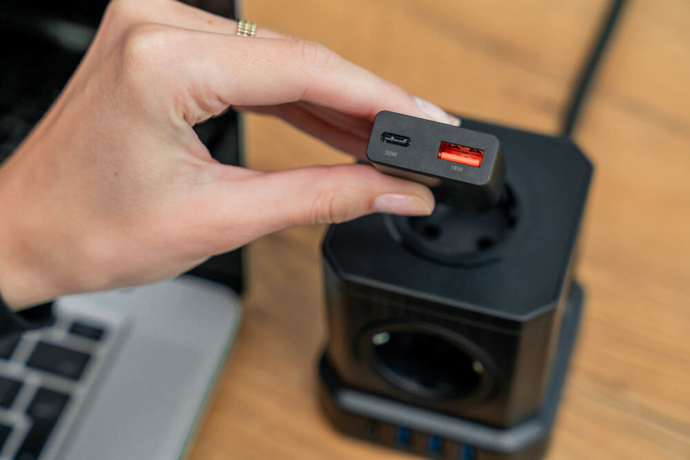 Ładowarka sieciowa XLINE WCF300 30W GAN widok portów z góry zabezpieczenie przed napięciem przegrzaniem zwarciem odporność ogniowa v0