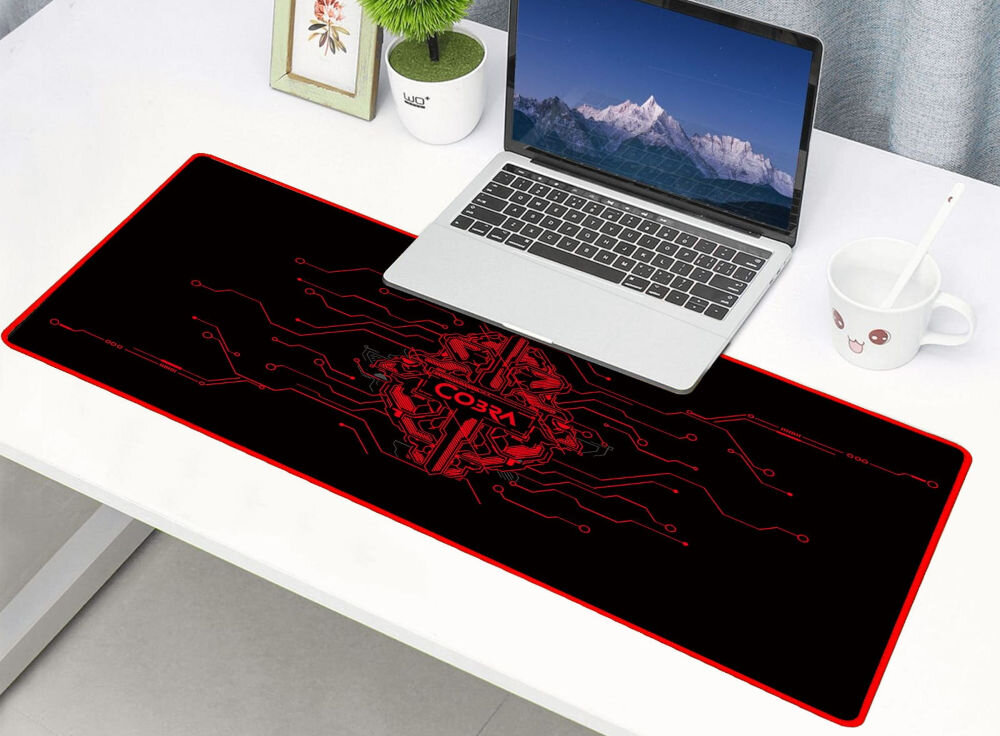 Podkładka COBRA Matrix XL TM9002RD zadbaj o płynny ruch myszy, produkt na białym biurku, laptop, kwiatek, kubek, obrazek
