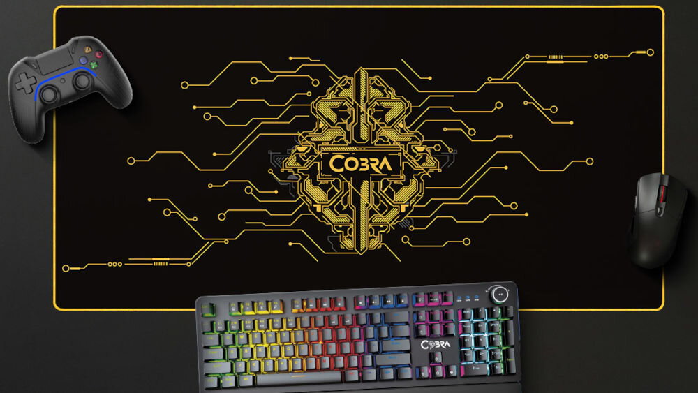 Podkładka COBRA Matrix XL TM9005YL wymiary ok. 800 x 400 cm, gładka powierzchnia, antypoślizgowy spód wykonany z naturalnej gumy, produkt, gamepad, klawiatura, mysz na szarym tle