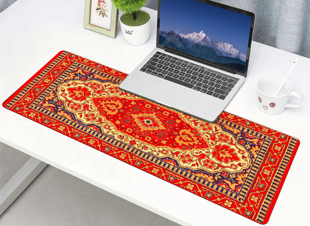 Podkładka COBRA Persian XXL stabilność i pewność ruchu, wymiary wynoszące ok. 970 x 400 mm, antypoślizgowy spód, produkt na białym biurku, laptop, kwiatek, kubek, obrazek