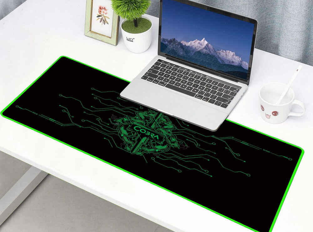 Podkładka COBRA Matrix XL TM9004GN zadbaj o płynny ruch myszy, produkt na białym biurku, laptop, kwiatek, kubek, obrazek