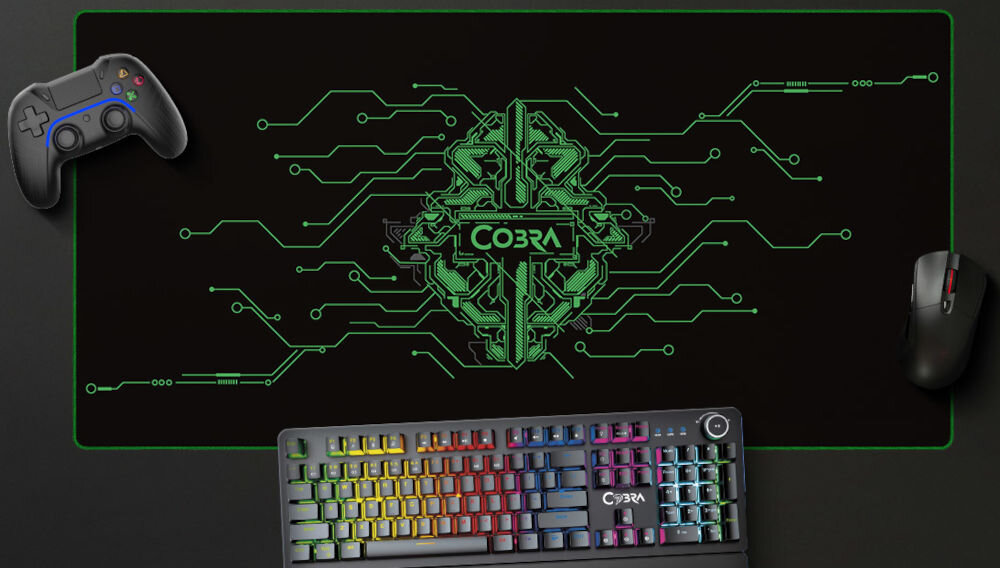 Podkładka COBRA Matrix XL TM9004GN wymiary ok. 800 x 400 cm, gładka powierzchnia, antypoślizgowy spód wykonany z naturalnej gumy, produkt, gamepad, klawiatura, mysz na szarym tle