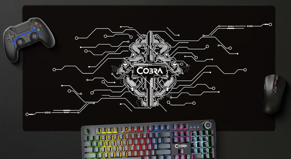 Podkładka COBRA Matrix XL TM9001WH wymiary ok. 800 x 400 cm, gładka powierzchnia, antypoślizgowy spód wykonany z naturalnej gumy, produkt, gamepad, klawiatura, mysz na szarym tle