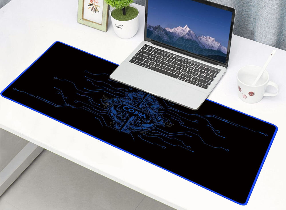 Podkładka COBRA Matrix XL TM9003BL zadbaj o płynny ruch myszy, produkt na białym biurku, laptop, kwiatek, kubek, obrazek