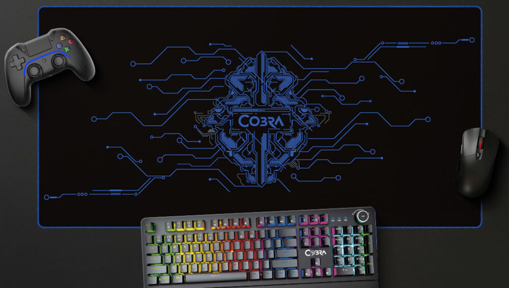 Podkładka COBRA Matrix XL TM9003BL wymiary ok. 800 x 400 cm, gładka powierzchnia, antypoślizgowy spód wykonany z naturalnej gumy, produkt, gamepad, klawiatura, mysz na szarym tle
