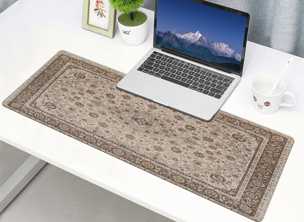 Podkładka COBRA Versal XXL stabilność i pewność ruchu, wymiary wynoszące ok. 970 x 400 mm, antypoślizgowy spód, produkt na białym biurku, laptop, kwiatek, kubek, obrazek