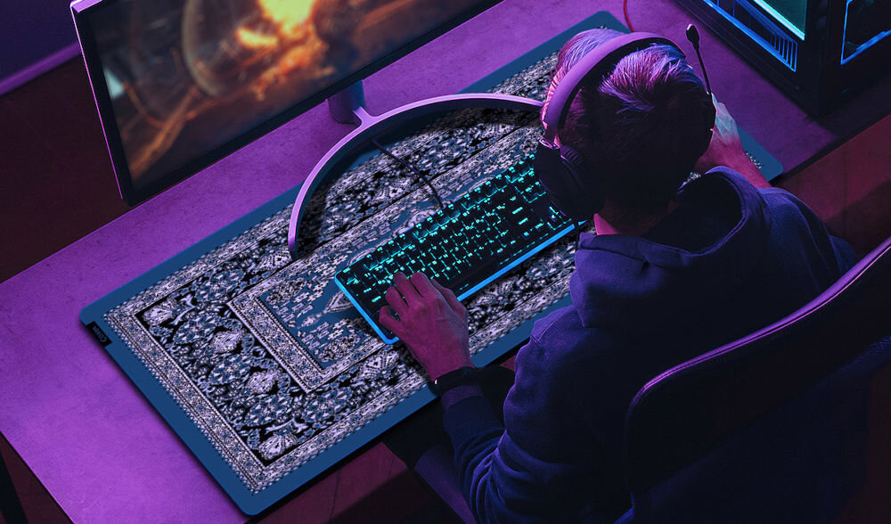 Podkładka COBRA Azure XXL zadbaj o płynny ruch myszy, stanowisko gamingowe, podkładka leżąca na biurku, gracz w słuchawkach, klawiatura, monitor, fioletowa poświata