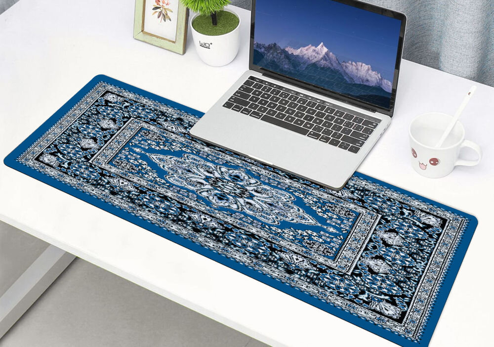 Podkładka COBRA Azure XXL stabilność i pewność ruchu, wymiary wynoszące ok. 970 x 400 mm, antypoślizgowy spód, produkt na białym biurku, laptop, kwiatek, kubek, obrazek