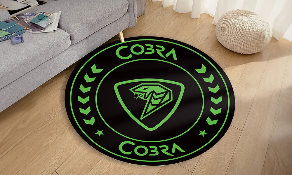 Mata pod fotel gamingowy COBRA mata pod fotel znajdująca się na podłodze obok sofy