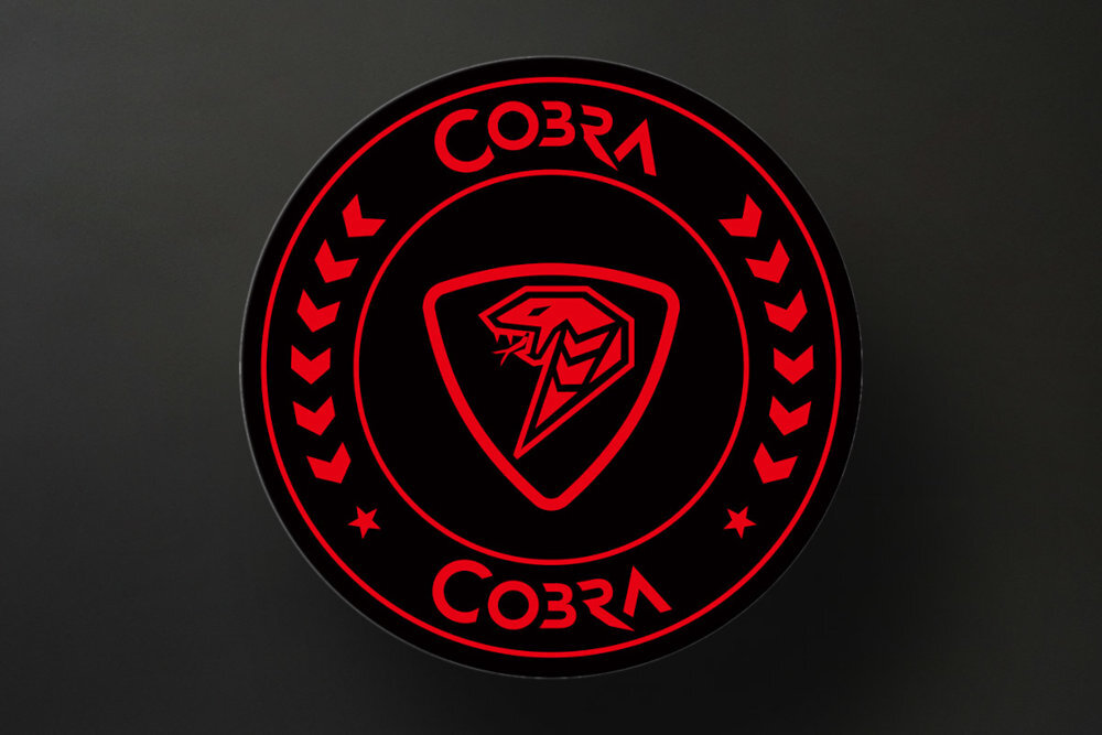 Mata pod fotel gamingowy COBRA gładka powierzchnia dynamicznych sesji gamingowych pracy przy biurku Antypoślizgowy spód gumy eliminując ryzyko przesunięć