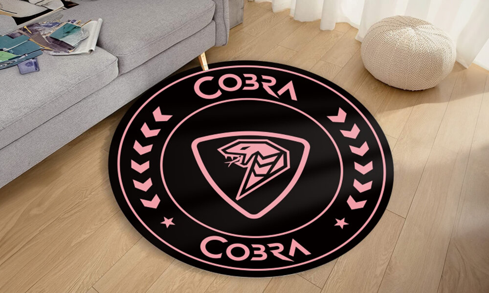 Mata pod fotel gamingowy COBRA mata pod fotel znajdująca się na podłodze obok sofy