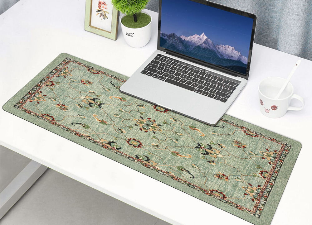 Podkładka COBRA Garden XXL stabilność i pewność ruchu, wymiary wynoszące ok. 970 x 400 mm, antypoślizgowy spód, produkt na białym biurku, laptop, kwiatek, kubek, obrazek