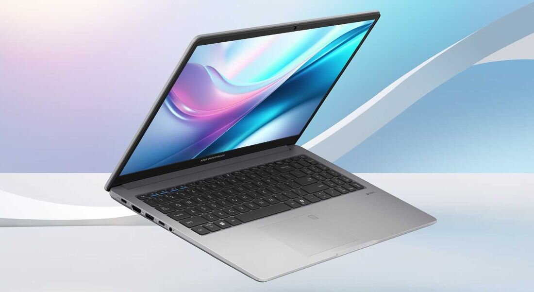 Laptop ExpertBook P1 P1503 - Otwarty laptop ASUS ExpertBook P1 na niebieskim tle, łączący elegancję z wydajnością w codziennym użytkowaniu.