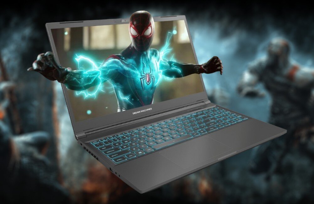 Laptop gamingowy Dream Machines z podświetlaną klawiaturą, na ekranie postać Spider-Mana (Miles Morales) z gry, wychodząca z ekranu z niebieskimi efektami świetlnymi, na tle dynamicznej sceny walki.
