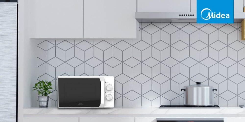 KUCHENKA MIKROFALOWA MIDEA 20L MM20CF2E lifestyle kuchnia biała ściana płyta gazowa garnek blat kuchenka front zamknięta kwiatek doniczka zieleń moc 700 W sterowanie Mechaniczne rozmrażanie podgrzewanie