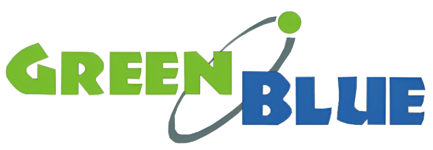 Logo z napisem \'GREEN BLUE\' w kolorach zielonym i niebieskim, z szarym elementem przypominającym orbitę.