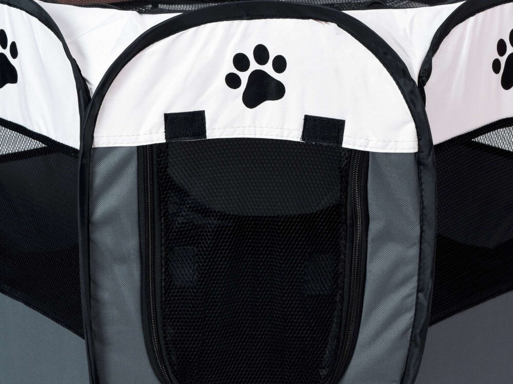 Kojec ZWIERZOPASJA Skiper XXL z dwoma wejściami dla łatwego dostępu i czyszczenia Zbliżenie na fragment kojca: wejście na zamek błyskawiczny z siatką, panele z tkaniny w kolorach białym i szarym, oraz czarny nadruk łapy na górze.
