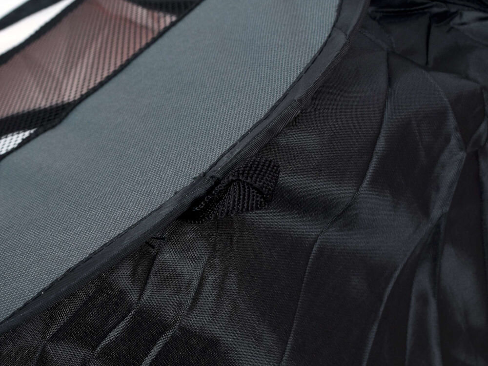 Kojec ZWIERZOPASJA z wytrzymałego poliestru Oxford 600D i 210D odporny na drapanie Zbliżenie na konstrukcję kojca, pokazujące detale materiałów: czarną, wodoodporną tkaninę, szarą wstawkę z siatki oraz mocne szwy.