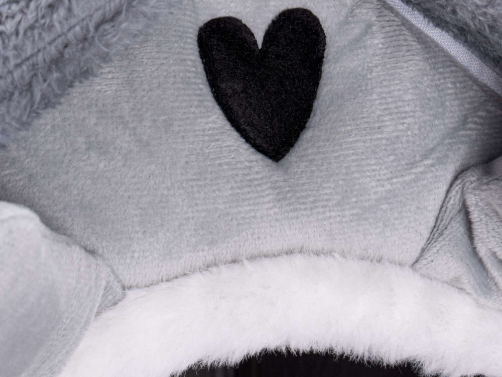 Legowisko dla kota ZWIERZOPASJA Jasper z szerokim wejściem 20x16 cm obramowanym pluszem Zbliżenie na szczyt dachu pluszowego domku, ukazujące małe, czarne serce naszyte nad wejściem. Wokół wejścia jest białe, futrzane obszycie.