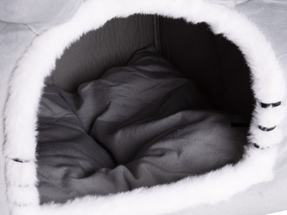 Legowisko dla kota ZWIERZOPASJA Jasper z wyjmowaną poduszką piankową Wnętrze pluszowego domku-legowiska. W środku widać szarą, miękką poduszkę, a wejście jest obszyte białym, futrzanym materiałem.