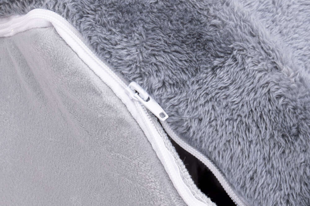 Legowisko dla kota ZWIERZOPASJA Jasper z rozsuwnym dachem na zamek błyskawiczny Bardzo bliskie ujęcie detalu: biały zamek błyskawiczny wszyty w pluszowy, szary materiał, z jednej strony gładki, z drugiej bardziej kudłaty. Sugeruje możliwość rozpięcia legowiska.