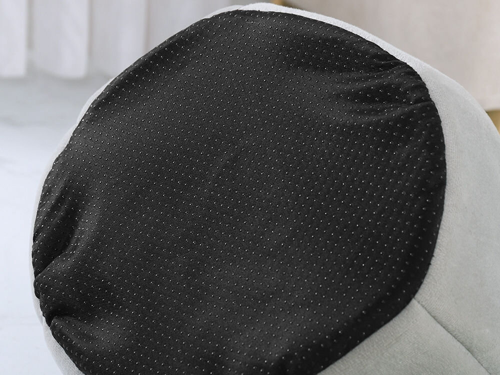 Legowisko dla kota ZWIERZOPASJA Amber pianka komfort ocieplenie antypoślizgowe dno miękka tkanina 37x37x33 cm Zbliżenie na spód domku/legowiska, który jest wykonany z czarnego, antypoślizgowego materiału z licznymi drobnymi wypustkami, zapewniającymi stabilność na podłożu.