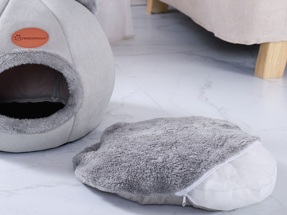 Legowisko dla kota ZWIERZOPASJA Amber wyjmowana poduszka lekkość czystość wygoda wyjazd przenoszenie 0,5kg 37x37x33 cm Zdjęcie prezentujące możliwość wyciągnięcia wkładu z domku. Obok szarego domku leży wyjęta, pikowana poduszka, częściowo pokryta miękkim, szarym futerkiem i wyposażona w zamek błyskawiczny.