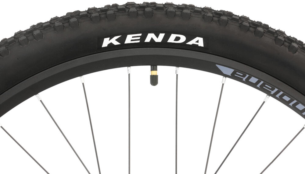 Rower górski MTB INDIANA X-Pulser 3.7 M17 27.5 cala męski Niebiesko-czarny zbliżenie na oponę rozmiar koła 27,5 cali łatwe pokonywanie przeszkód duży kontakt koła z podłożem szerokie opony marki KENDA dobra przyczepność stożkowych obręczach zachowanie regularnego kształtu kół stabilne trzymanie opony bezpieczna i komfortowa jazda regularne sprawdzanie ciśnienia powietrza wartość na bocznej części opony