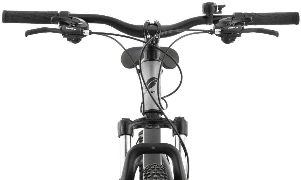 Rower górski MTB INDIANA X-Pulser 1.9 M21 29 cali męski Szaro-czarny zbliżenie na kierownicę kierownica widoczna od przodu kierownica marki SIXTY typu MHBA-6012-680X31.8 STAL ED aluminiowy wspornik MAGIX lekkość trwałość manetki pokryte antypoślizgowym materiałem pewny chwyt