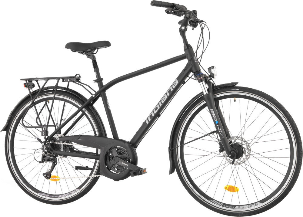 Rower trekkingowy INDIANA X-Road 4.0 M23 28 cali męski Czarno-srebrny rower na białym tle widoczny pod skosem do jazdy w mieście poza miastem dla mężczyzn komfort jazdy po asfalcie po nieutwardzonych drogach trekkingowa geometria jazda w niemęczącej naturalnej wyprostowanej pozycji