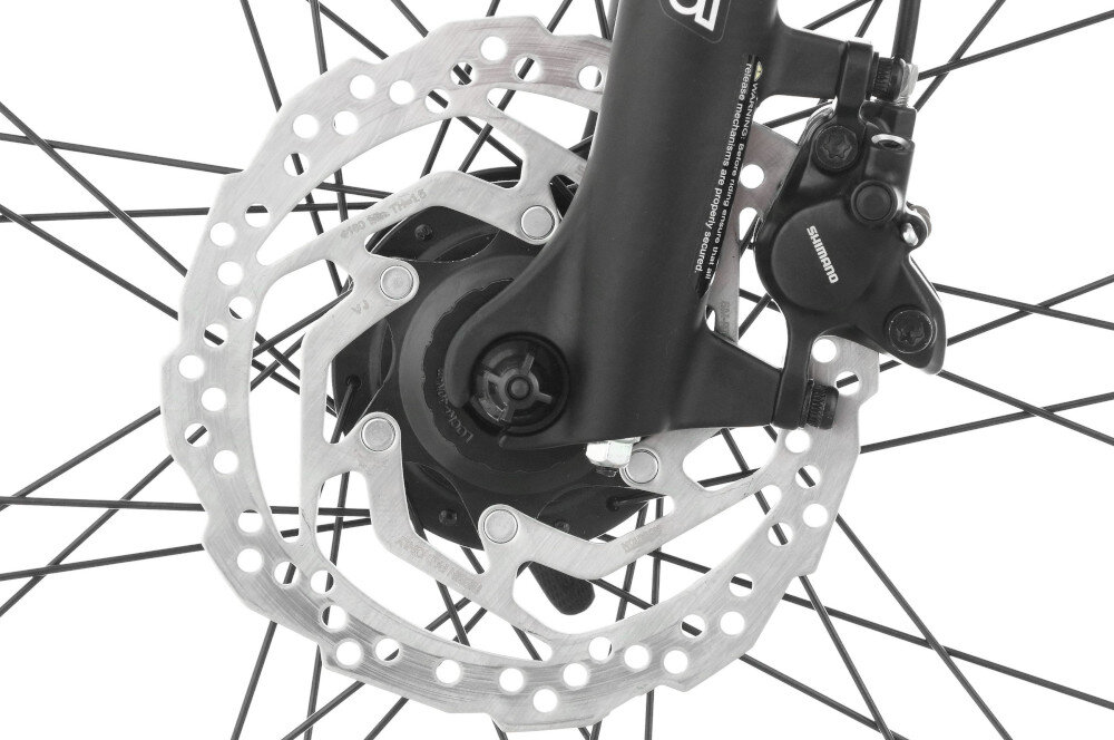 Rower trekkingowy INDIANA X-Road 4.0 M23 28 cali męski Czarno-srebrny zbliżenie na hamulec podstawa bezpieczeństwa hamulce tarczowe hydrauliczne duża siła hamowania w każdych warunkach pogodowych i na każdej trasie płyn hamulcowy hamulce z przodu z tyłu podwójny pakiet bezpieczeństwa