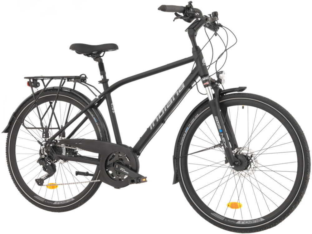 Rower trekkingowy INDIANA X-Road 5.0 M21 28 cali męski Czarno-srebrny rower na białym tle widoczny pod skosem do jazdy w mieście poza miastem dla mężczyzn komfort jazdy po asfalcie po nieutwardzonych drogach trekkingowa geometria jazda w niemęczącej naturalnej wyprostowanej pozycji
